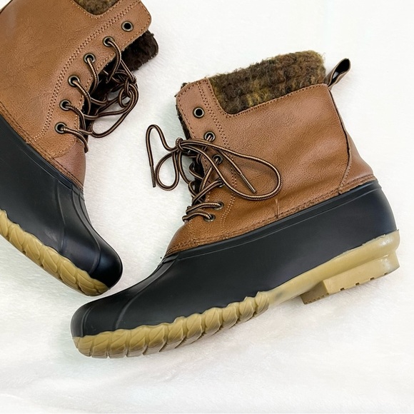 Magellan Outdoors Faux Fur Lace Up Duck Boots Women’s Size 8 - Picture 3 of 9